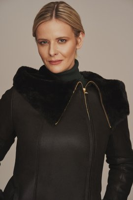 Dámsky čierny kabát z ovčej kože s kapucňou